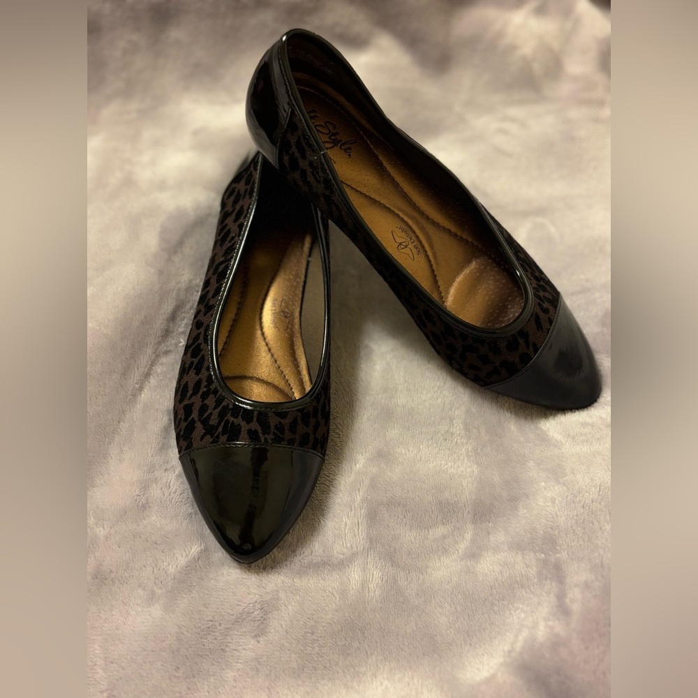 Soft Style Black and Leopard Flats